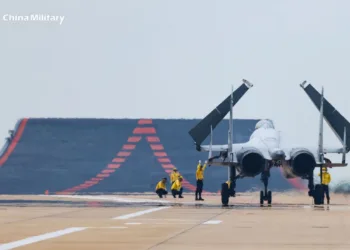 Un avión de combate J-15 con base en portaaviones, adscrito a una base de entrenamiento de la Universidad de Aviación Naval del Ejército Popular de Liberación de China, espera la orden durante un ejercicio de entrenamiento de despegue y aterrizaje a finales de septiembre de 2025. (Foto de Jiang Tao)