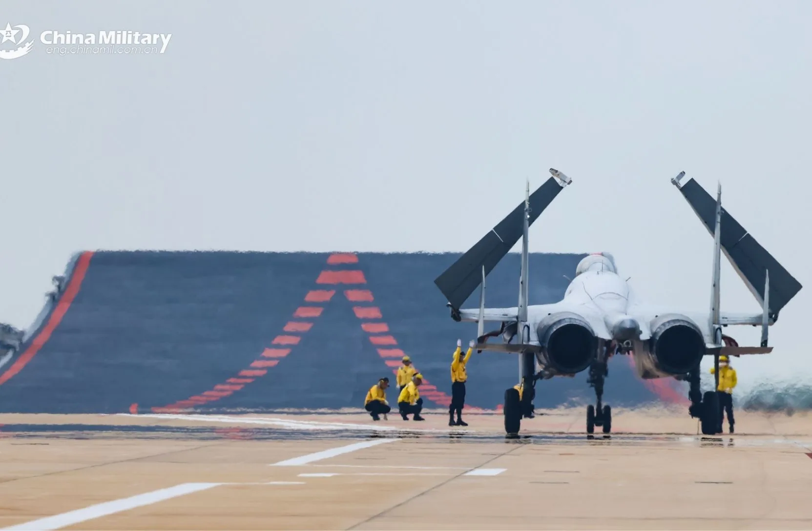 Un avión de combate J-15 con base en portaaviones, adscrito a una base de entrenamiento de la Universidad de Aviación Naval del Ejército Popular de Liberación de China, espera la orden durante un ejercicio de entrenamiento de despegue y aterrizaje a finales de septiembre de 2025. (Foto de Jiang Tao)