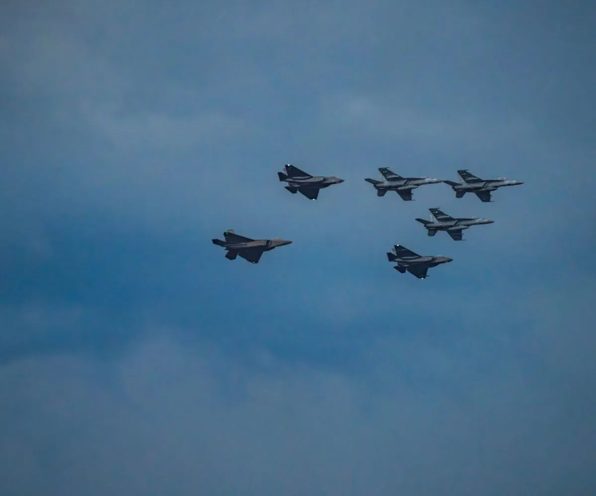 Aviones de combate vuelan en formación durante una prueba aérea en China