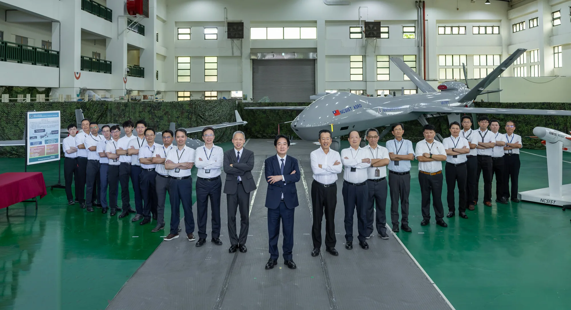 El presidente Lai Ching-te visitó el Instituto Nacional Chung-Shan de Ciencia y Tecnología para una presentación sobre el desarrollo de drones. Créditos: Ministerio de Defensa de Taiwán (ROC).