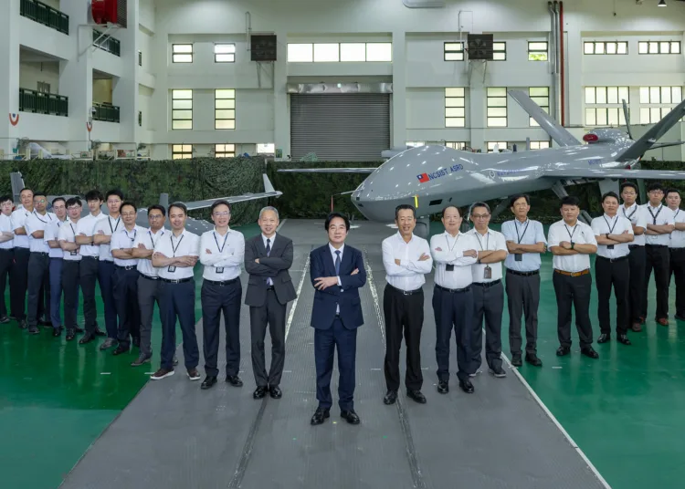 El presidente Lai Ching-te visitó el Instituto Nacional Chung-Shan de Ciencia y Tecnología para una presentación sobre el desarrollo de drones. Créditos: Ministerio de Defensa de Taiwán (ROC).