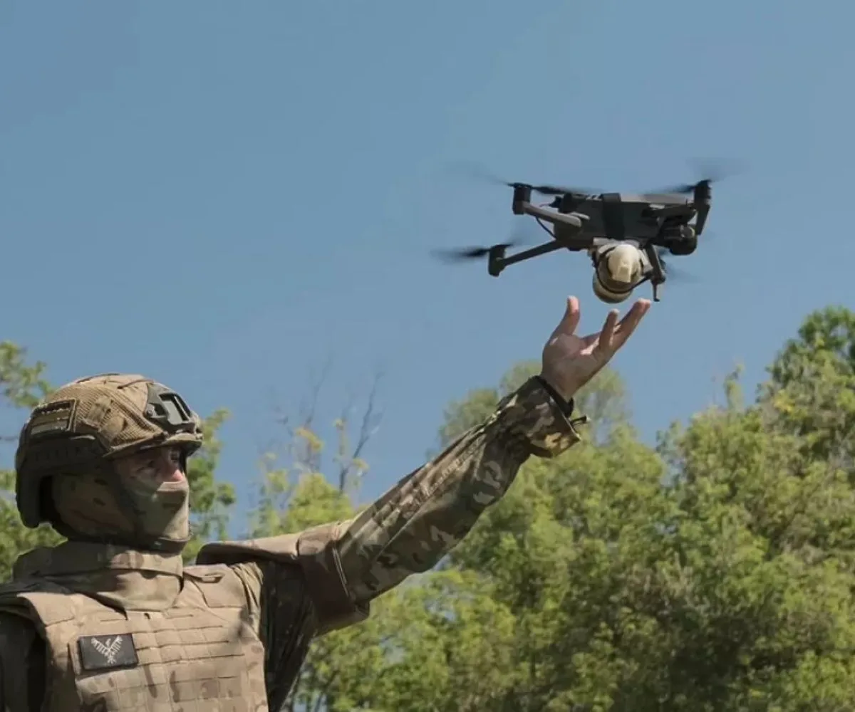 Un militar ucraniano pone en vuelo un dron, durante los preparativos de una operación contra objetivos en Rusia, en el marco de la guerra ruso-ucraniana. Imagen ilustrativa
