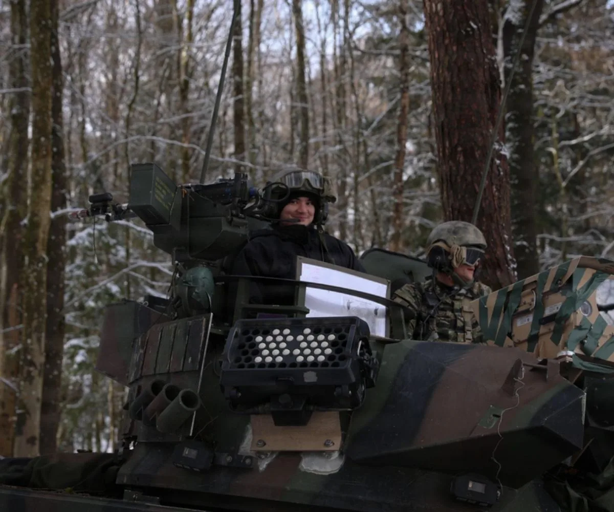 Soldados del Ejército de Estados Unidos del 1.er Batallón, 4.º Regimiento de Infantería, mantienen su posición antes de un asalto simulado durante el ejercicio Combined Resolve en el Centro de Entrenamiento Hohenfels del Centro Multinacional Conjunto de Preparación en Alemania