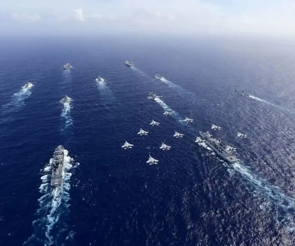 Vista aérea de un grupo de tareas naval, desplegado en formación de combate a mar abierto. Imagen ilustrativa.
