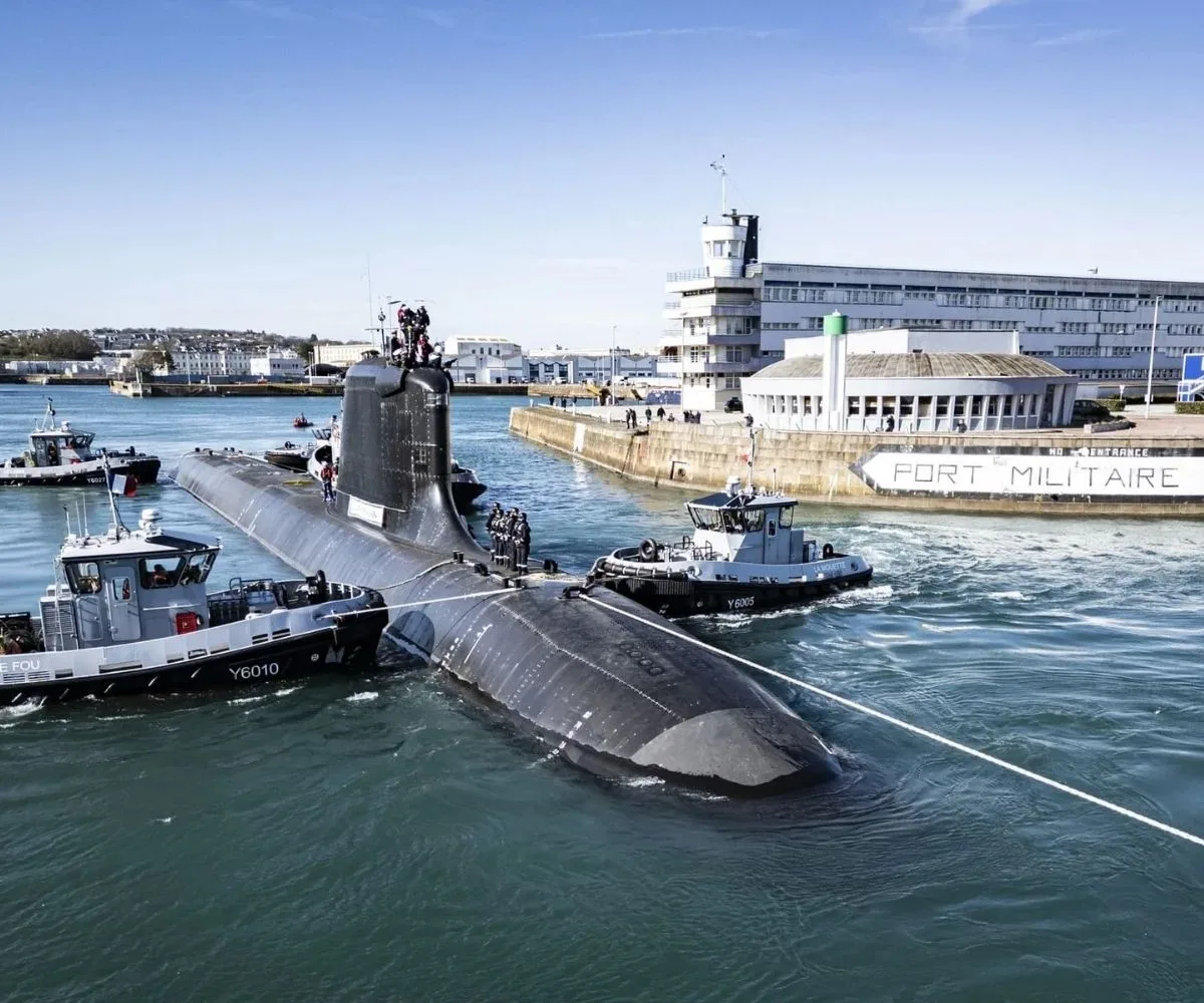 El submarino de ataque francés “SSN De Grasse” realiza maniobras de atraque con el apoyo de remolcadores navales en la base militar de Cherburgo, Francia, listo para su despliegue operativo. Imagen ilustrativa