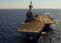 Imagen aérea del portaaviones francés Charles de Gaulle en mar abierto