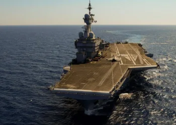 Imagen aérea del portaaviones francés Charles de Gaulle en mar abierto