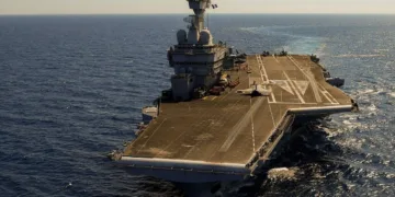 Imagen aérea del portaaviones francés Charles de Gaulle en mar abierto