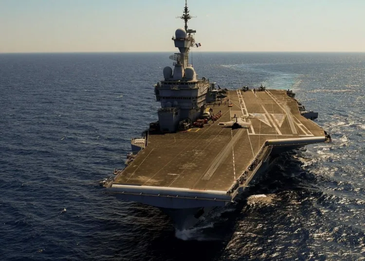 Imagen aérea del portaaviones francés Charles de Gaulle en mar abierto