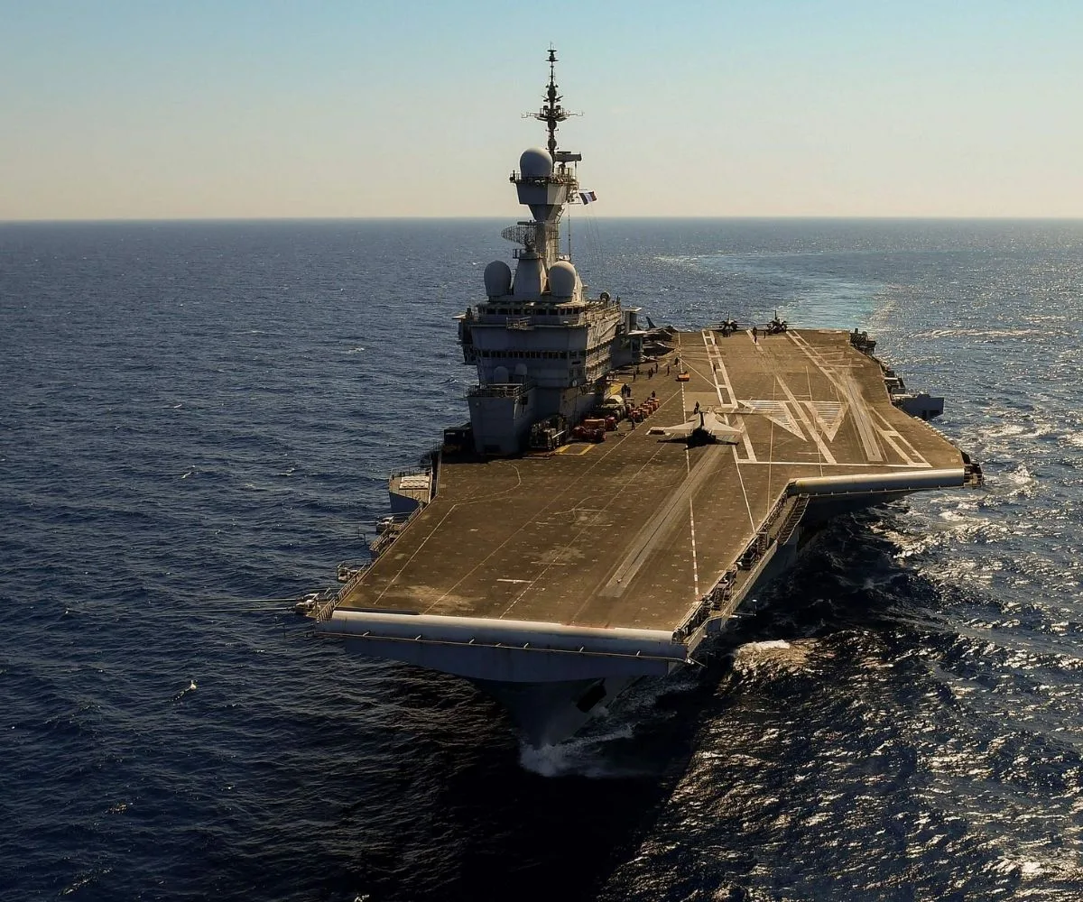 Imagen aérea del portaaviones francés Charles de Gaulle en mar abierto