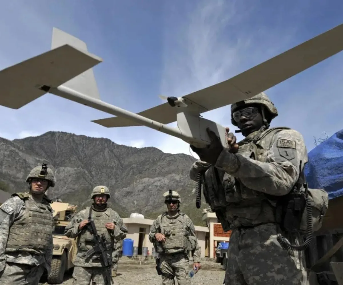 Soldados del Ejército de Estados Unidos formándose y capacitándose en el uso de drones y vehículos aéreos no tripulados (VANT) en un centro de formación. Imagen ilustrativa.
