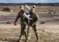 Soldados de Estados Unidos transportan un dron interceptor Merops, durante pruebas en el campo de entrenamiento militar de Nowa Deba, en el sureste de Polonia, el 18 de noviembre de 2025.