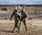 Soldados de Estados Unidos transportan un dron interceptor Merops, durante pruebas en el campo de entrenamiento militar de Nowa Deba, en el sureste de Polonia, el 18 de noviembre de 2025.
