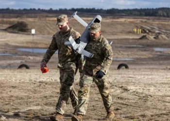 Soldados de Estados Unidos transportan un dron interceptor Merops, durante pruebas en el campo de entrenamiento militar de Nowa Deba, en el sureste de Polonia, el 18 de noviembre de 2025.