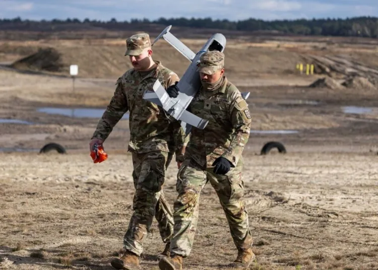 Soldados de Estados Unidos transportan un dron interceptor Merops, durante pruebas en el campo de entrenamiento militar de Nowa Deba, en el sureste de Polonia, el 18 de noviembre de 2025.