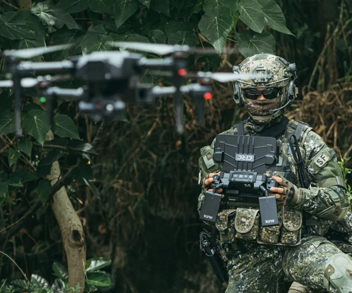 Militar taiwanés operando un dron