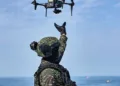 Un soldado con un vehículo aéreo no tripulado (VANT), mayormente conocido como dron. Imagen ilustrativa.