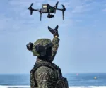 Un soldado con un vehículo aéreo no tripulado (VANT), mayormente conocido como dron. Imagen ilustrativa.