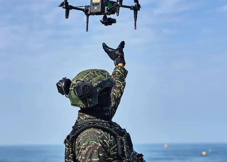 Un soldado con un vehículo aéreo no tripulado (VANT), mayormente conocido como dron. Imagen ilustrativa.