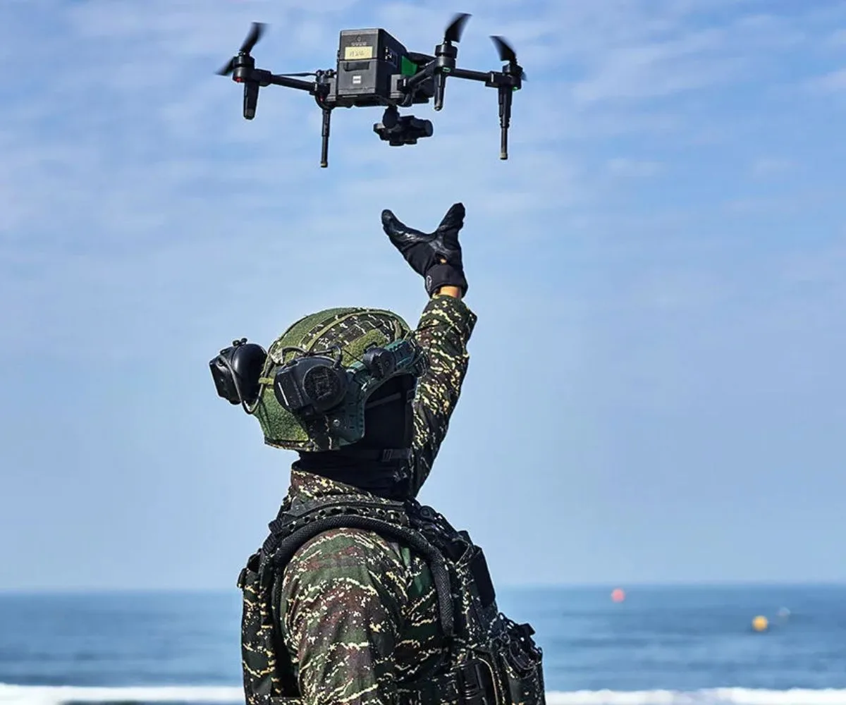 Un soldado con un vehículo aéreo no tripulado (VANT), mayormente conocido como dron. Imagen ilustrativa.