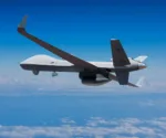 Dron de combate sobrevuela el océano durante una operación de vuelo. Imagen ilustrativa