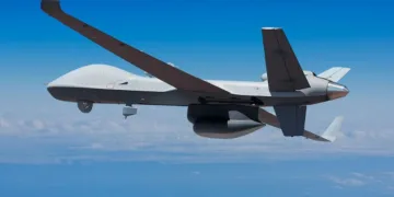 Dron de combate sobrevuela el océano durante una operación de vuelo. Imagen ilustrativa