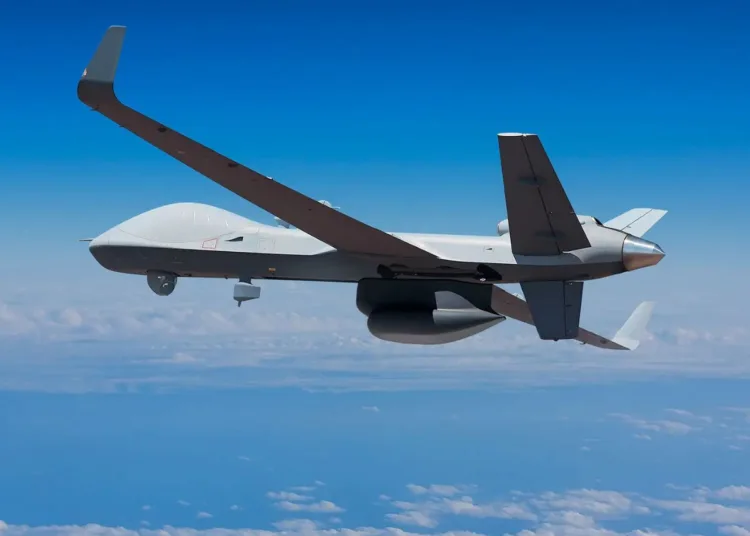 Dron de combate sobrevuela el océano durante una operación de vuelo. Imagen ilustrativa