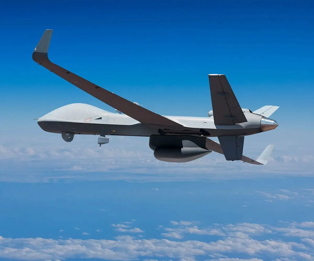 Dron de combate sobrevuela el océano durante una operación de vuelo. Imagen ilustrativa