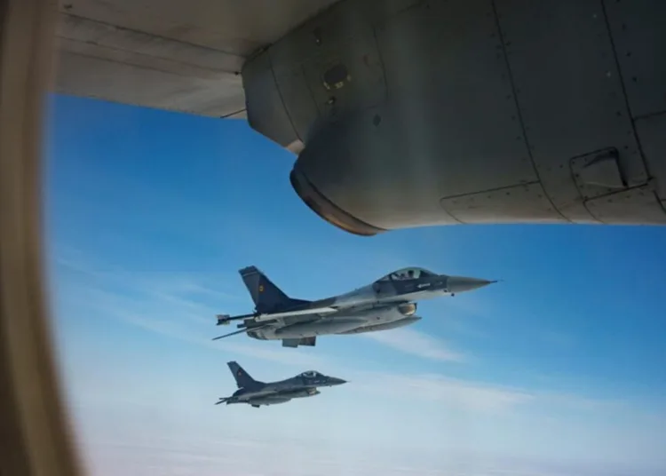 Cazas militares F-16 de la Fuerza Aérea Rumana escoltan un avión C-27J Spartan, durante un ejercicio de policía aérea de la OTAN sobre el este de Rumania, 6 de marzo de 2024.