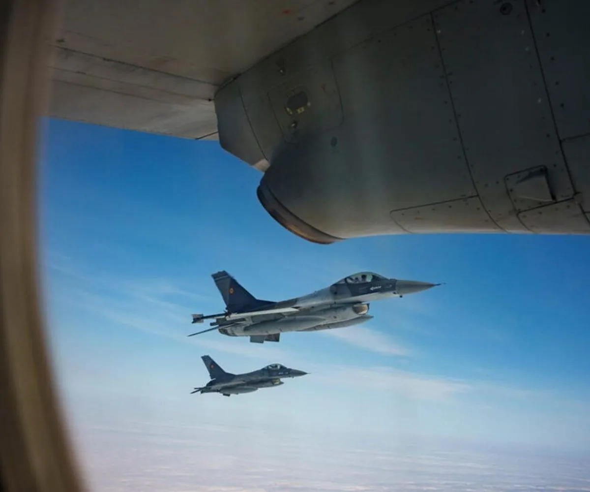 Cazas militares F-16 de la Fuerza Aérea Rumana escoltan un avión C-27J Spartan, durante un ejercicio de policía aérea de la OTAN sobre el este de Rumania, 6 de marzo de 2024.