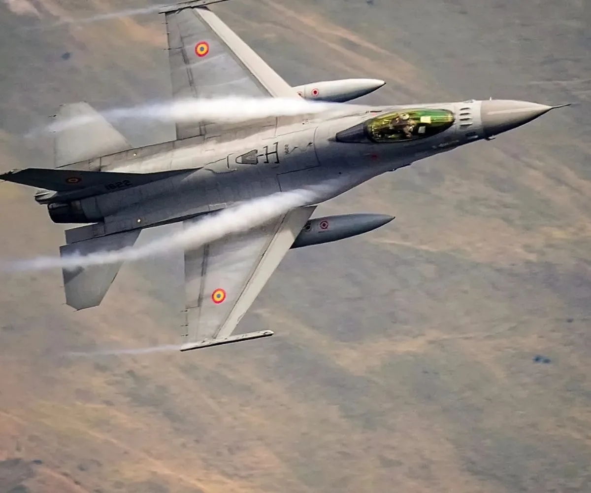 Un caza F-16 de la Fuerza Aérea de Rumanía en pleno vuelo táctico