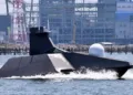 Un vehículo submarino no tripulado de Taiwán navega frente a una instalación industrial portuaria
