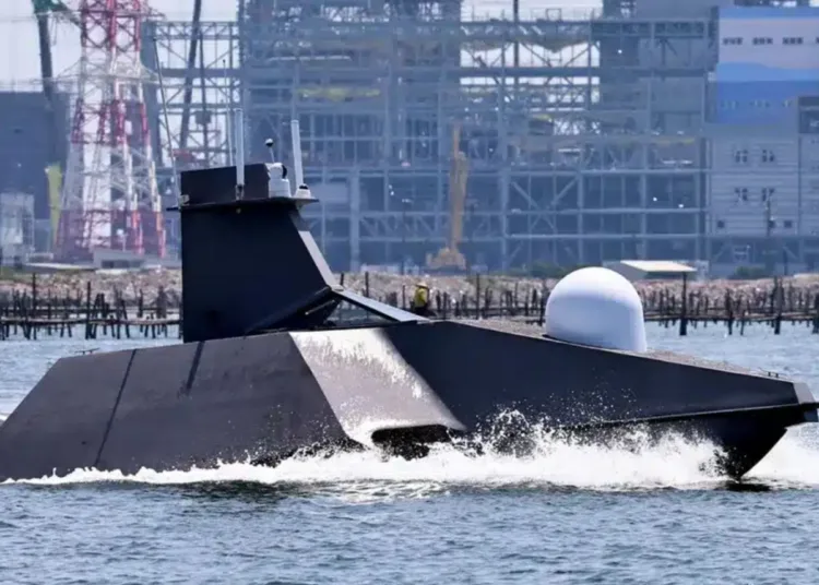 Un vehículo submarino no tripulado de Taiwán navega frente a una instalación industrial portuaria