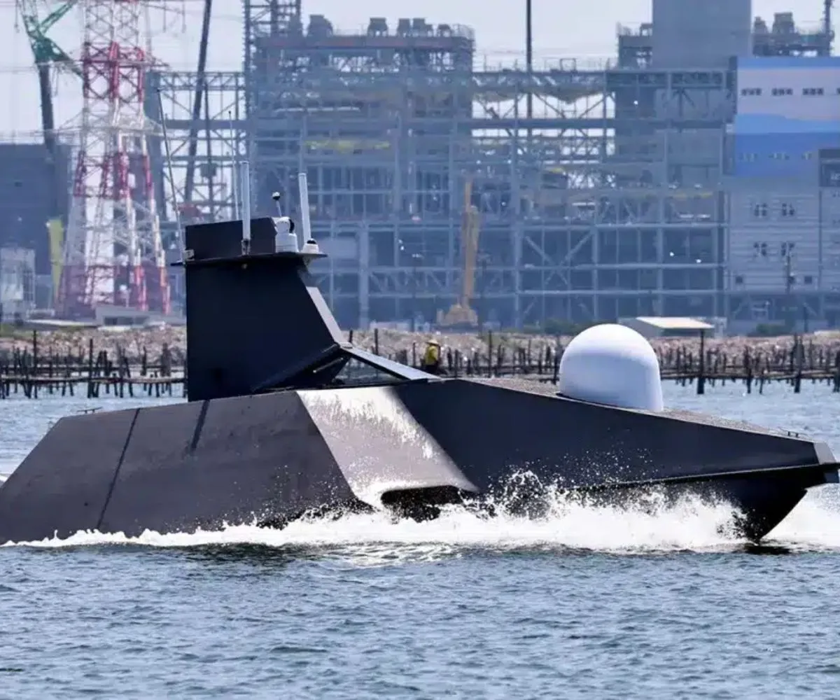 Un vehículo submarino no tripulado de Taiwán navega frente a una instalación industrial portuaria
