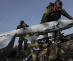 Operadores de drones de Azov preparan una unidad Shark UAS para el vuelo. 12.ª Brigada de Propósito Especial «Azov» de la Guardia Nacional de Ucrania