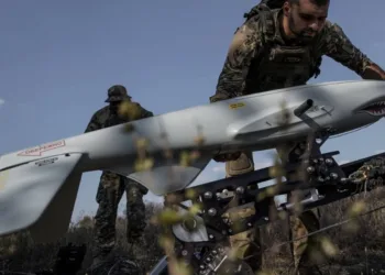 Operadores de drones de Azov preparan una unidad Shark UAS para el vuelo. 12.ª Brigada de Propósito Especial «Azov» de la Guardia Nacional de Ucrania