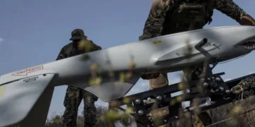 Operadores de drones de Azov preparan una unidad Shark UAS para el vuelo. 12.ª Brigada de Propósito Especial «Azov» de la Guardia Nacional de Ucrania