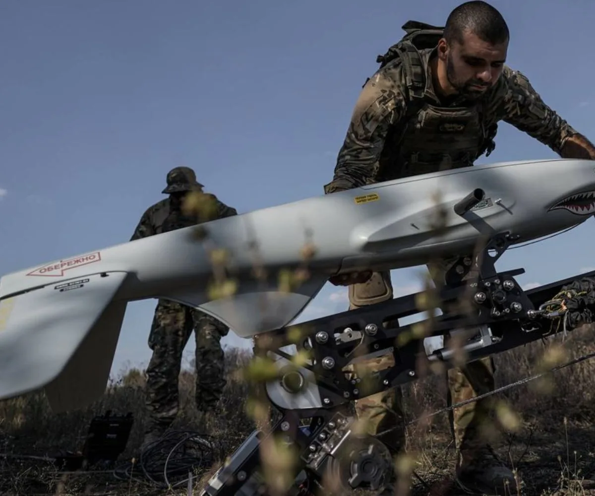 Operadores de drones de Azov preparan una unidad Shark UAS para el vuelo. 12.ª Brigada de Propósito Especial «Azov» de la Guardia Nacional de Ucrania