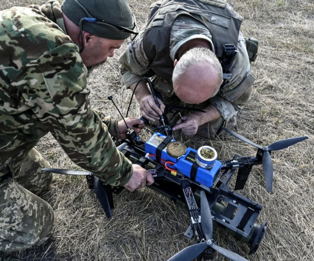 Militares ucranianos de la Unidad de Vehículos Aéreos no Tripulados 'Bulava' de la Brigada Presidencial Separada se preparan para una prueba de vuelo de un dron FPV con lanzagranadas portátil, cerca de una línea del frente, en medio del ataque de Rusia a Ucrania, en la región de Zaporizhzhia, Ucrania 11 de octubre 2024.