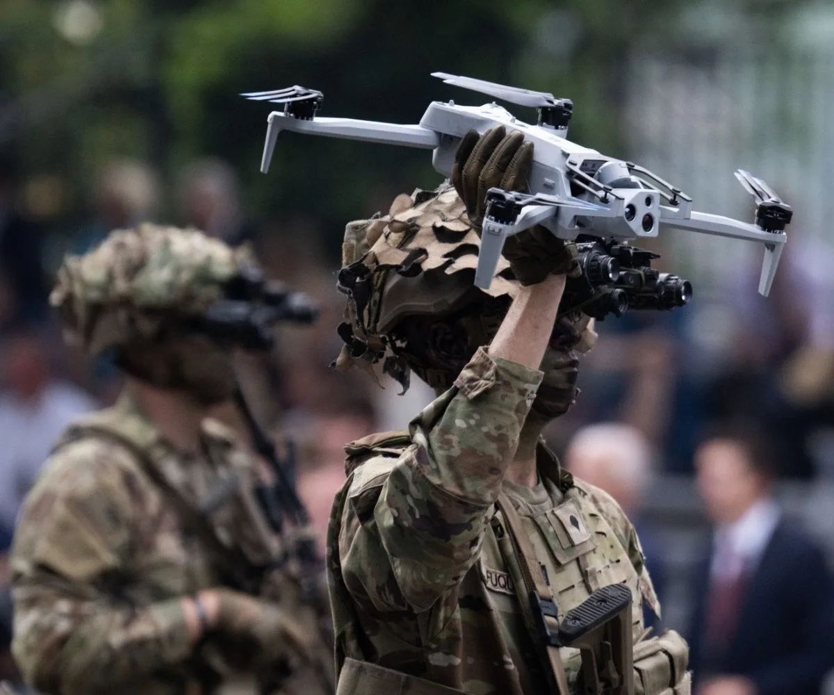 Un soldado sostiene un dron equipado con cámaras durante una demostración de tecnología militar. Imagen ilustrativa