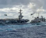 El portaaviones estadounidense USS Abraham Lincoln realiza una operación de reabastecimiento en el mar. Imagen ilustrativa
