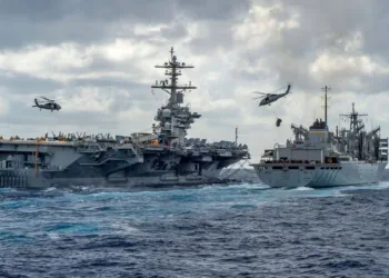 El portaaviones estadounidense USS Abraham Lincoln realiza una operación de reabastecimiento en el mar. Imagen ilustrativa