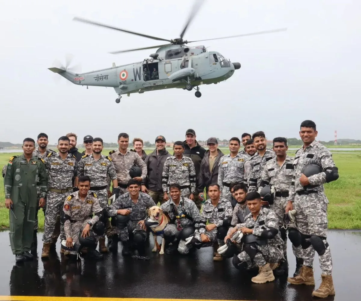 Buzos de la Armada de la India y de la Armada de Estados Unidos participan del ejercicio de desactivación de artefactos explosivos en el Comando Naval del Sur, en Kochi