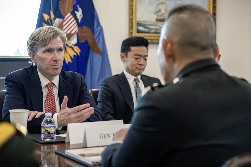 Elbridge Colby, Subsecretario de Guerra para Políticas de EE.UU., y el General tailandés Tharapong Malakam. Créditos: USWPColby.
