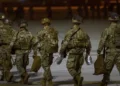 Soldados del Ejército de Estados Unidos de la Compañía Aérea 82, abordan una aeronave C-17 en Fort Bragg, Carolina del Norte, para su despliegue en Medio Oriente. Imagen ilustrativa.