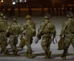 Soldados del Ejército de Estados Unidos de la Compañía Aérea 82, abordan una aeronave C-17 en Fort Bragg, Carolina del Norte, para su despliegue en Medio Oriente. Imagen ilustrativa.