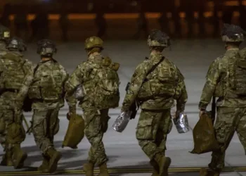 Soldados del Ejército de Estados Unidos de la Compañía Aérea 82, abordan una aeronave C-17 en Fort Bragg, Carolina del Norte, para su despliegue en Medio Oriente. Imagen ilustrativa.