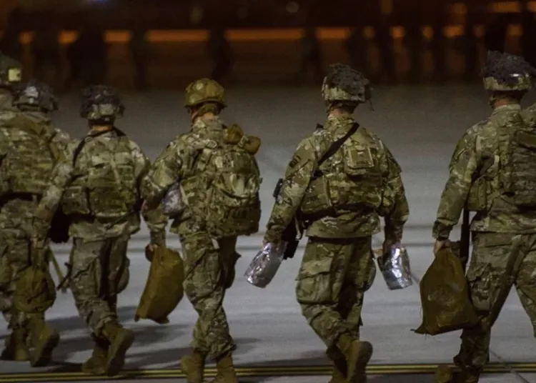 Soldados del Ejército de Estados Unidos de la Compañía Aérea 82, abordan una aeronave C-17 en Fort Bragg, Carolina del Norte, para su despliegue en Medio Oriente. Imagen ilustrativa.