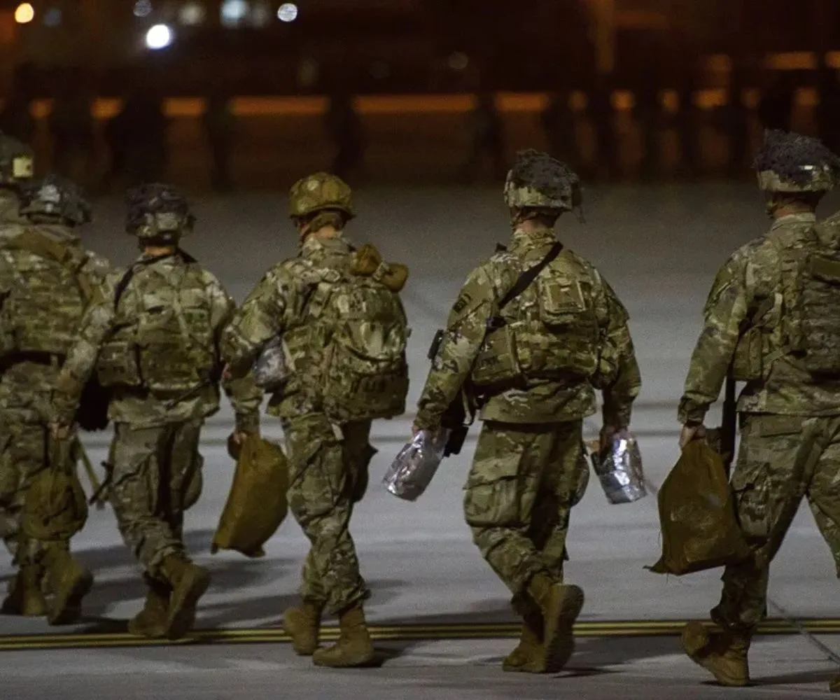 Soldados del Ejército de Estados Unidos de la Compañía Aérea 82, abordan una aeronave C-17 en Fort Bragg, Carolina del Norte, para su despliegue en Medio Oriente. Imagen ilustrativa.