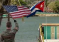 Un soldado estadounidense con la bandera de su país frente a Cuba. Fotomontaje con Stock en Canva. Imagen ilustrativa